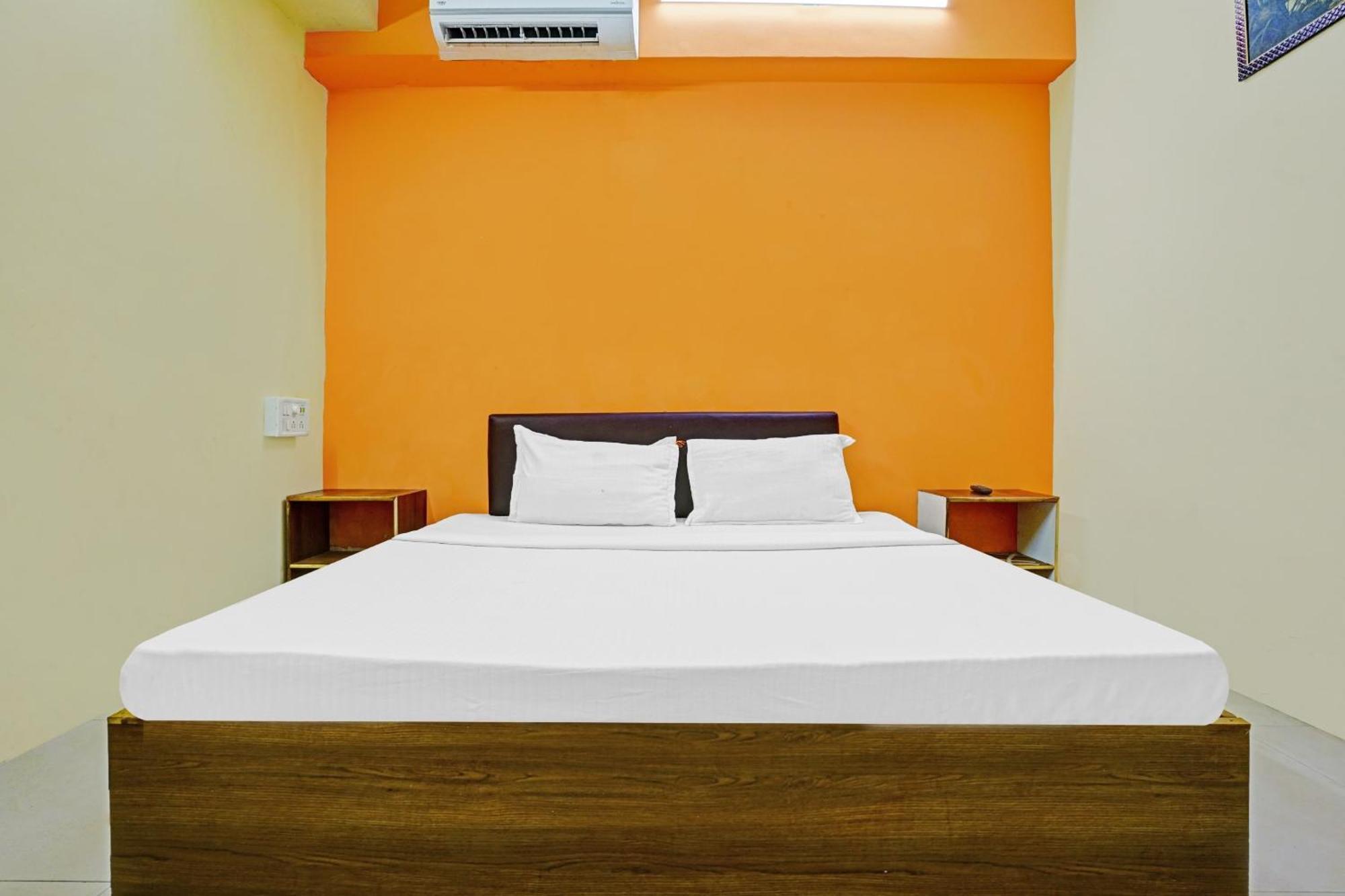 Hotel O Nova Rooms Surat Exteriör bild