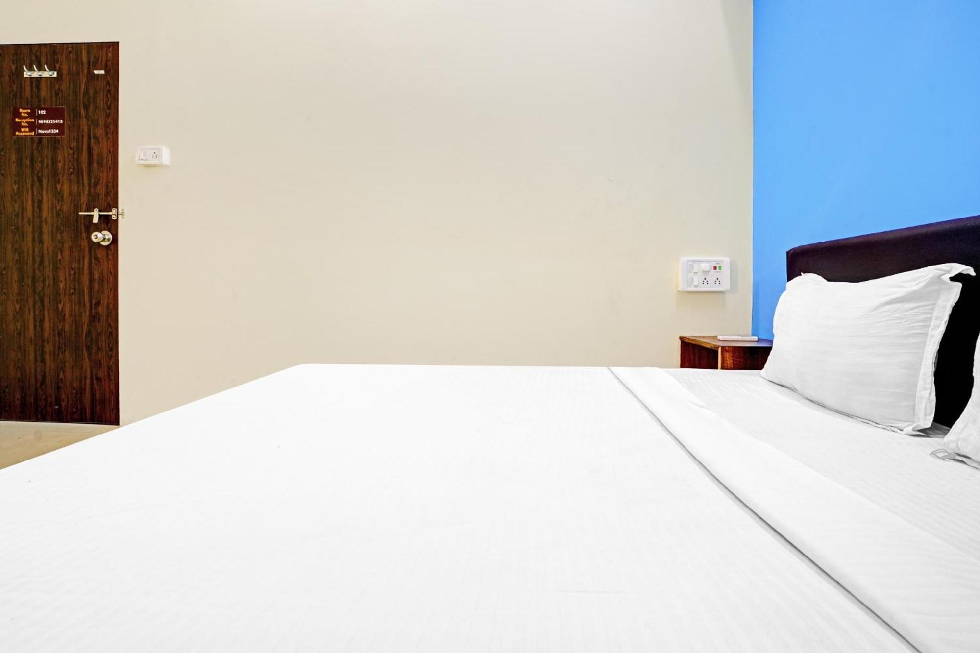 Hotel O Nova Rooms Surat Exteriör bild
