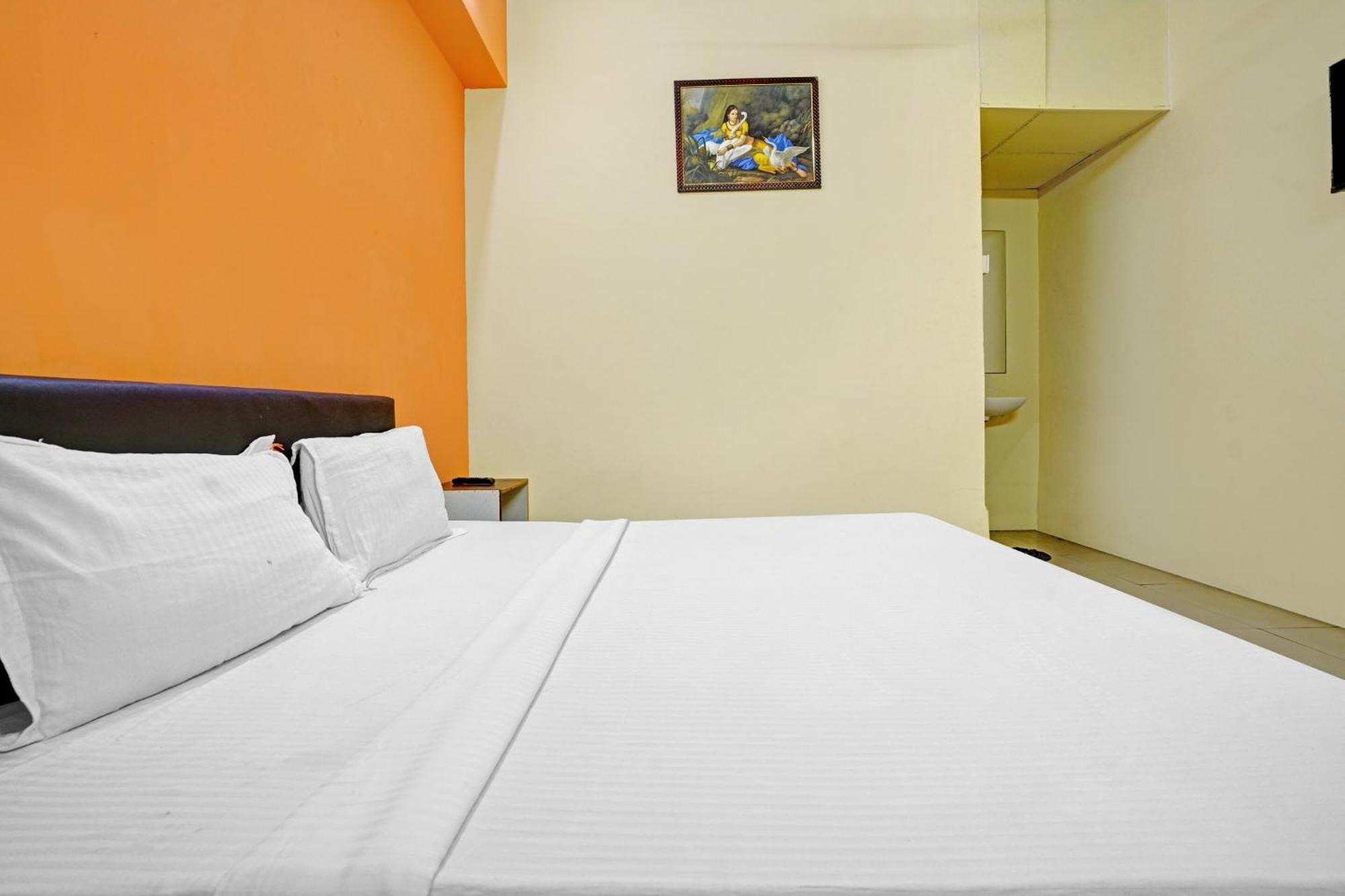 Hotel O Nova Rooms Surat Exteriör bild